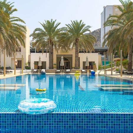 Sheraton Oman Hotel Mascate Exterior foto The swimming pool at the Jumeirah Beach Hotel