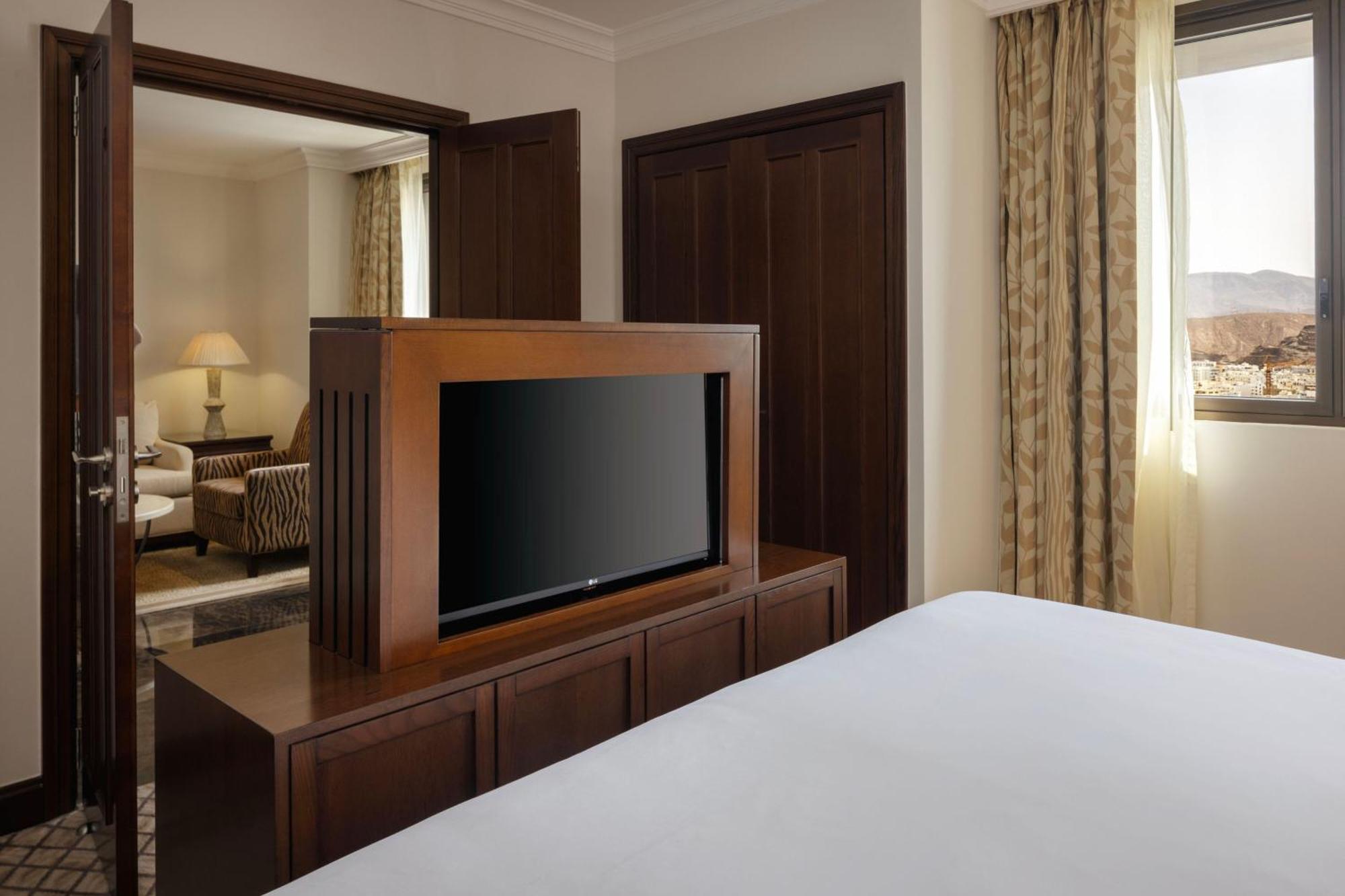 Sheraton Oman Hotel Mascate Exterior foto A television in a hotel room