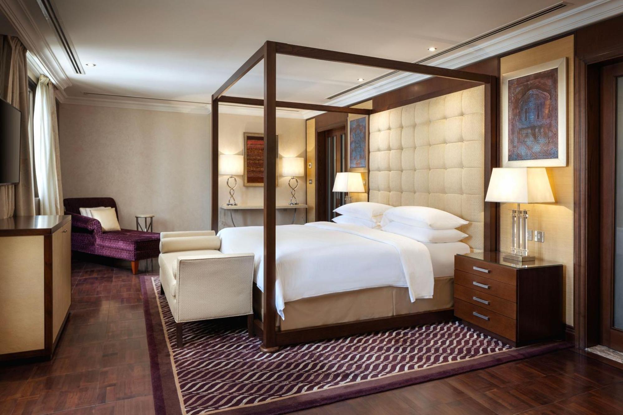 Sheraton Oman Hotel Mascate Exterior foto A bedroom at the hotel