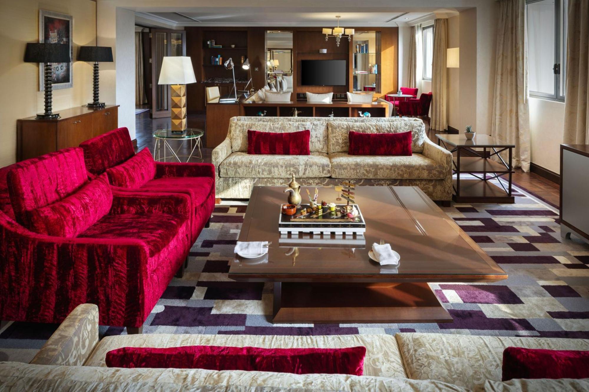 Sheraton Oman Hotel Mascate Exterior foto The living room of a suite at the Mandarin Oriental, Munich