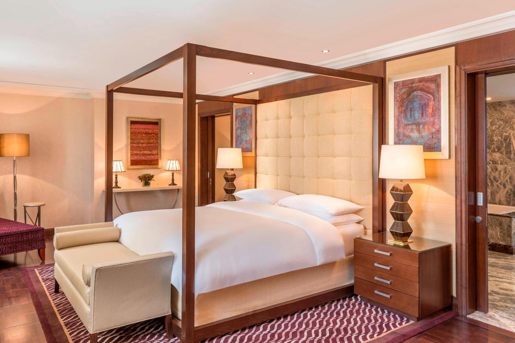 Sheraton Oman Hotel Mascate Exterior foto A bedroom at the hotel