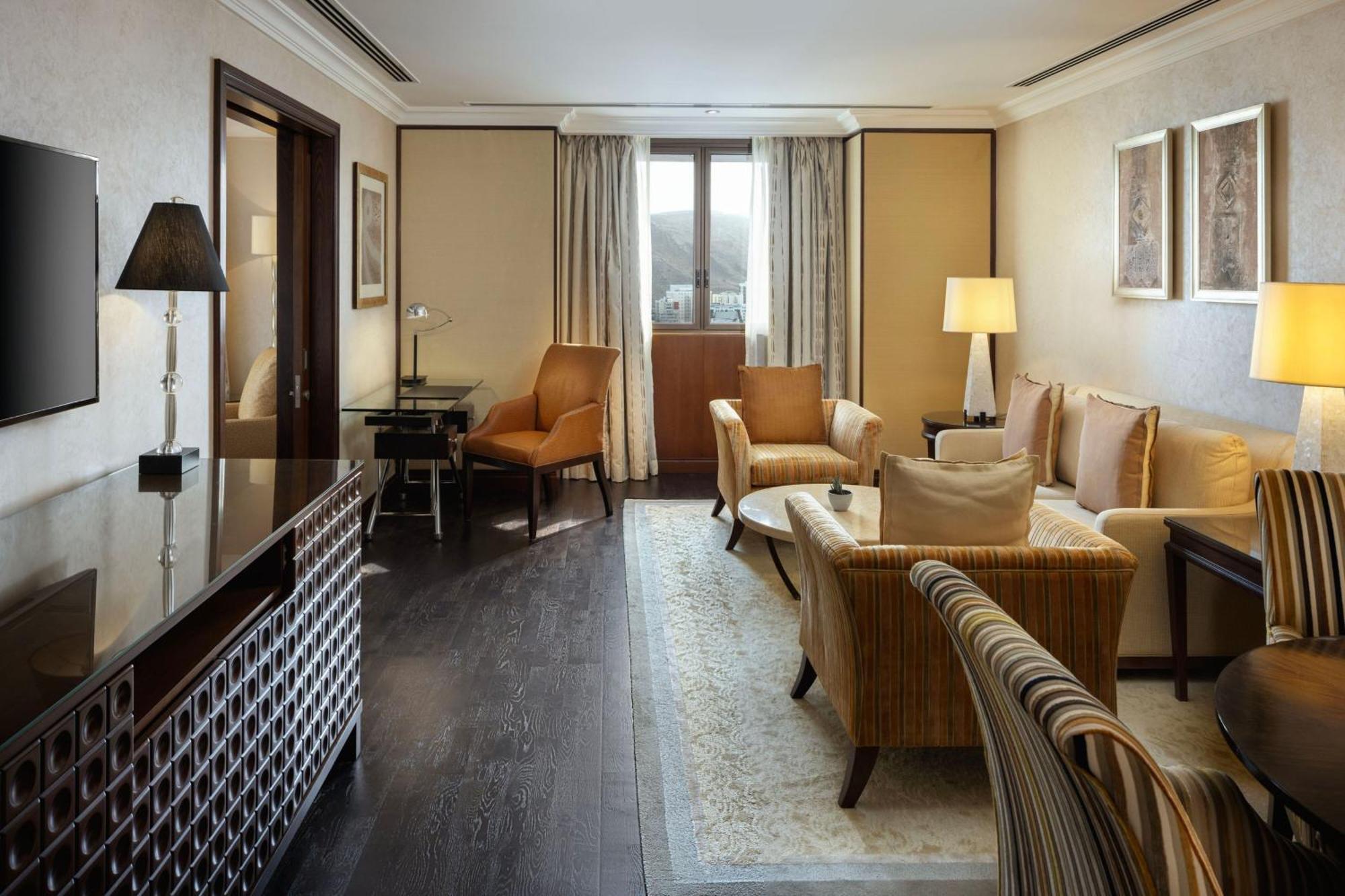 Sheraton Oman Hotel Mascate Exterior foto The living room of a suite at the Mandarin Oriental, London