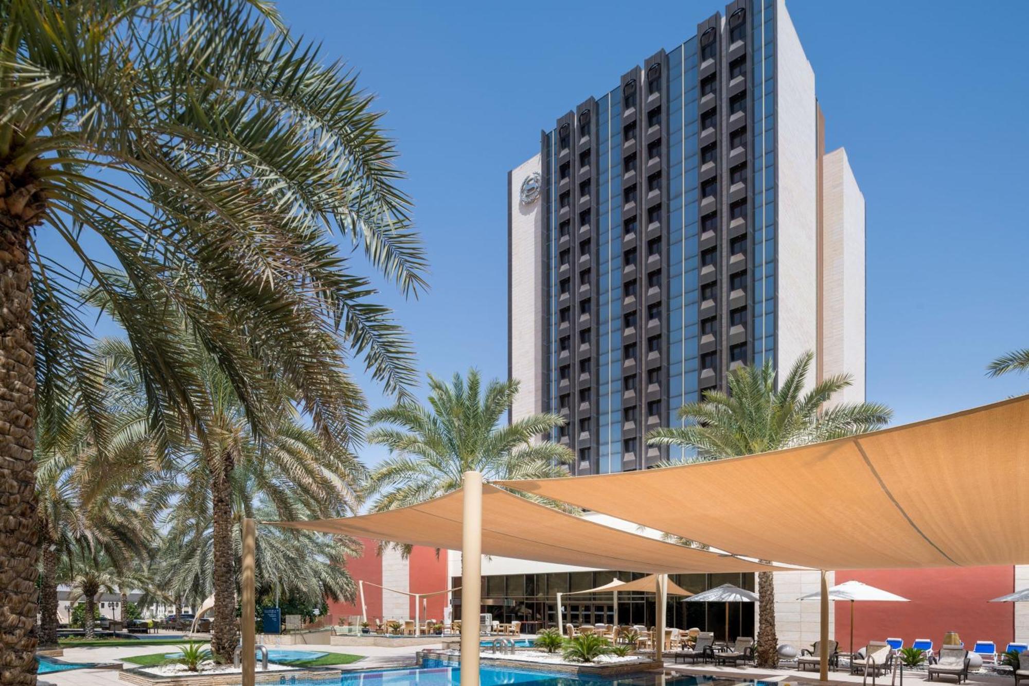 Sheraton Oman Hotel Mascate Exterior foto The hotel's pool