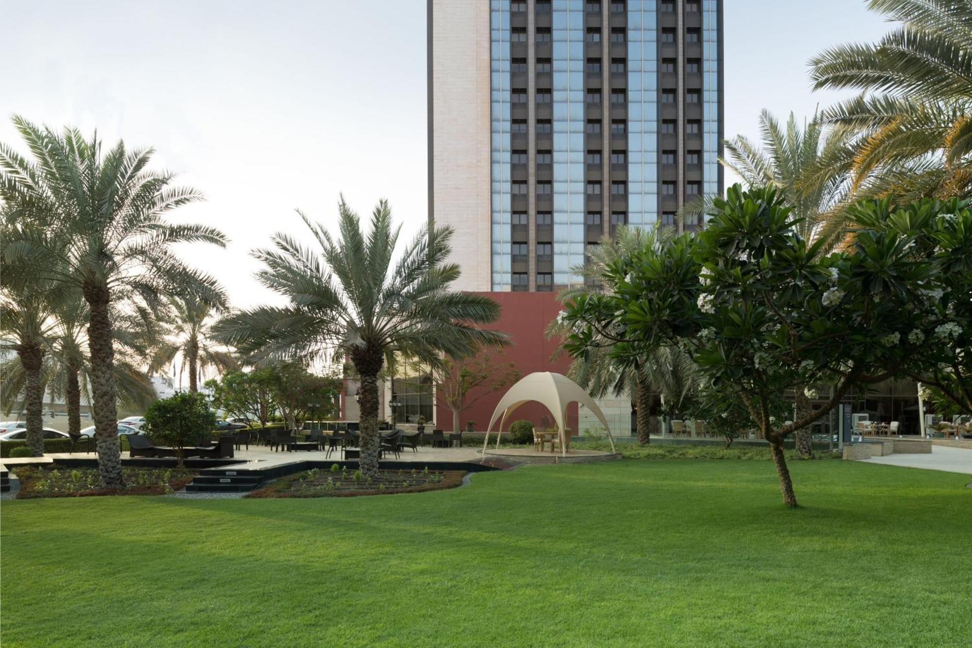 Sheraton Oman Hotel Mascate Exterior foto University Campus