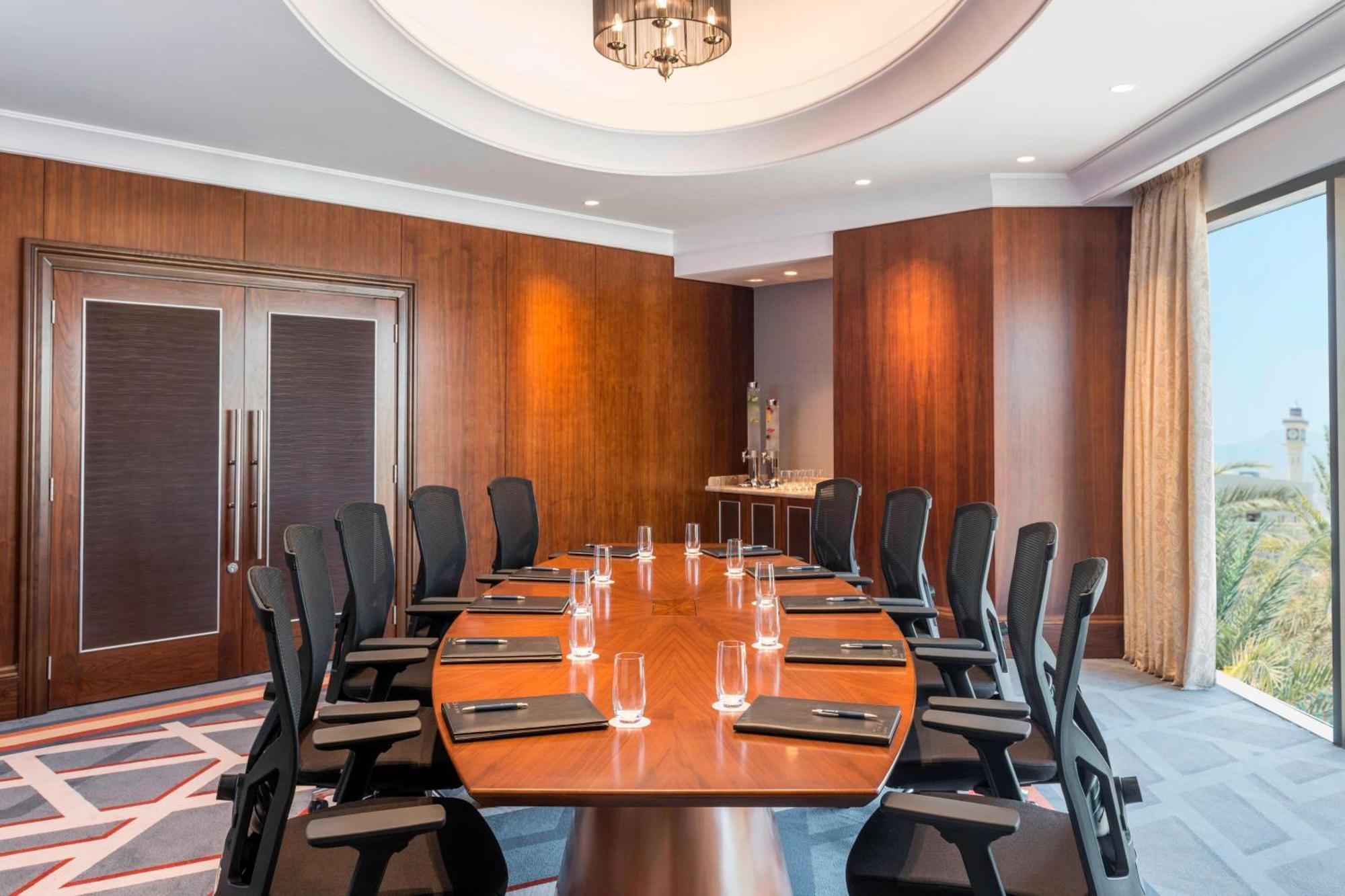 Sheraton Oman Hotel Mascate Exterior foto Boardroom