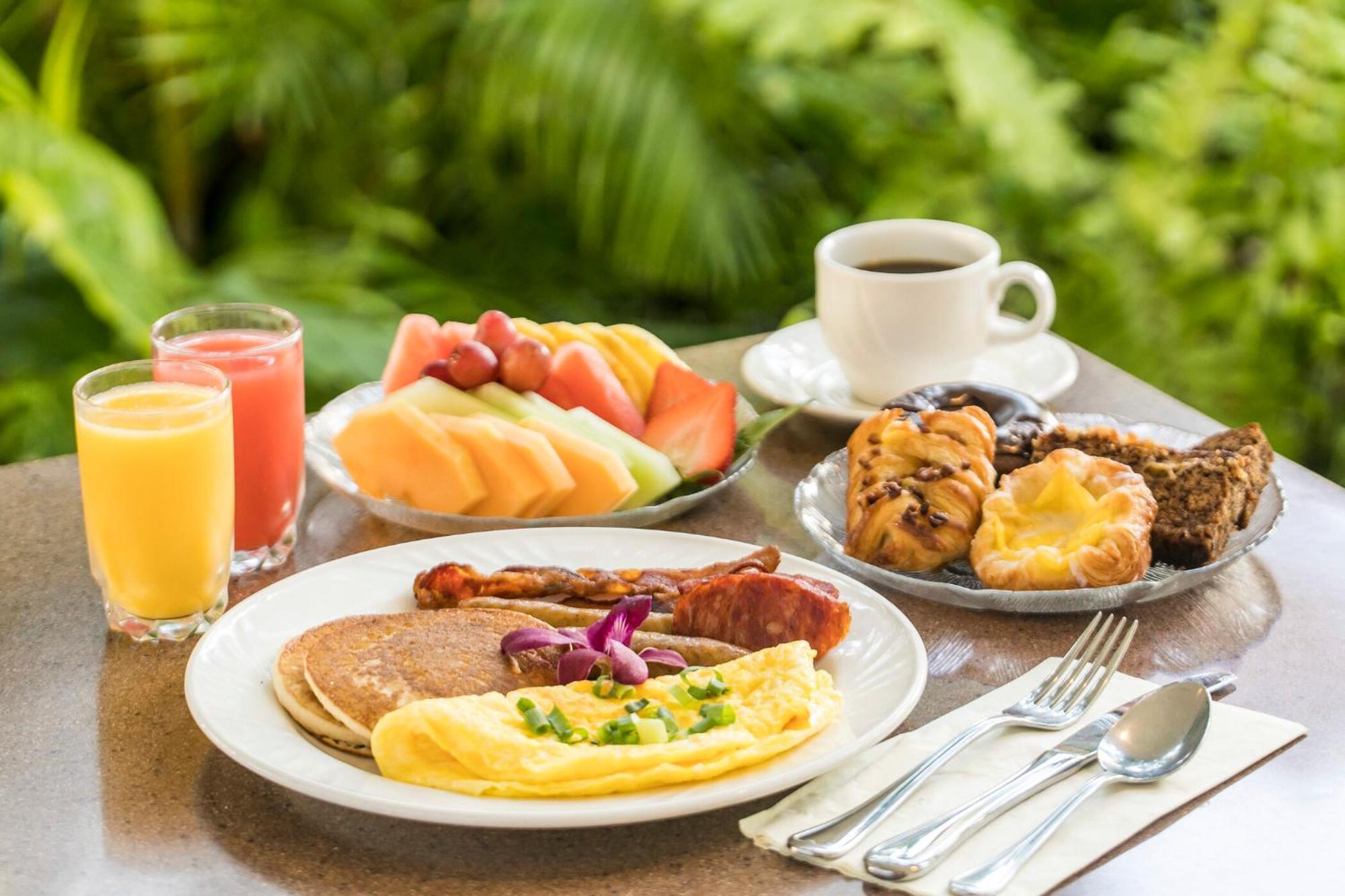 Sheraton Oman Hotel Mascate Exterior foto A typical American breakfast